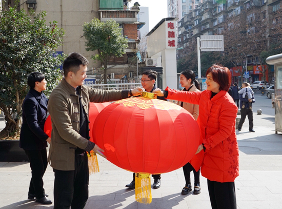 西陵区侨联给侨资企业送上