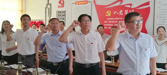 谭作刚赴驻点扶贫村讲党课