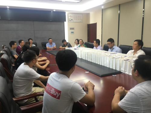 夷陵区侨资企业赠送保健品回报母校