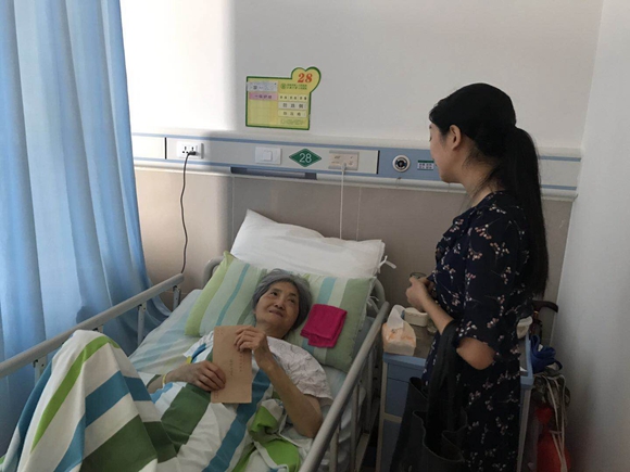 西陵区侨联走访慰问侨界独居老人