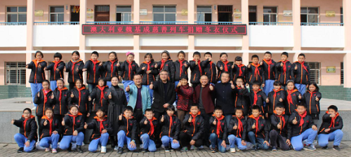 澳大利亚魏基成天籁列车靠站淯溪镇中心小学