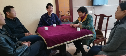 宜昌市侨联主席陈红看望回乡探亲华人孔晓峰