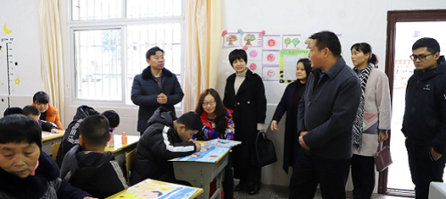 秭归县侨联为特校学生捐冬衣体温情
