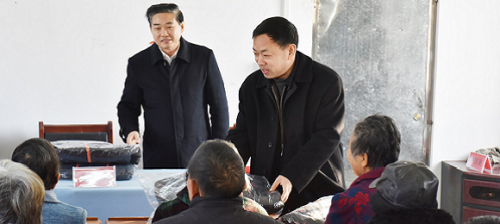 孝感市委常委、统战部部长张汉平参加魏基成慈善列车棉衣捐赠仪式