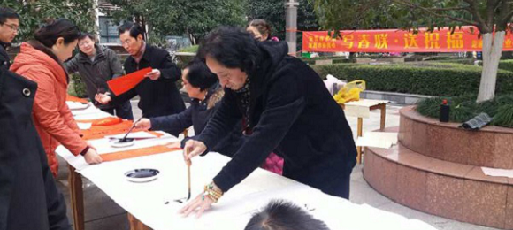 宜昌市侨联“写春联•送祝福”活动走进万佳实业公司
