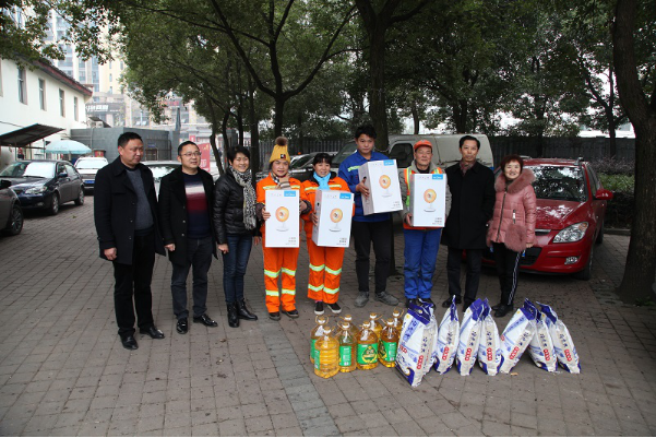 宜昌市侨联慰问伍家岗区困难环卫工人