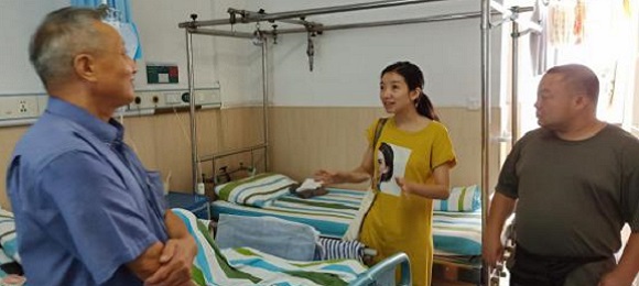 西陵区侨联慰问住院归侨王桂梅