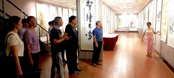 当阳市侨联组织委员参观廉政文化书画展