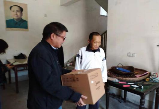 省侨联开展“我为精准扶贫办实事”支部主题党日活动
