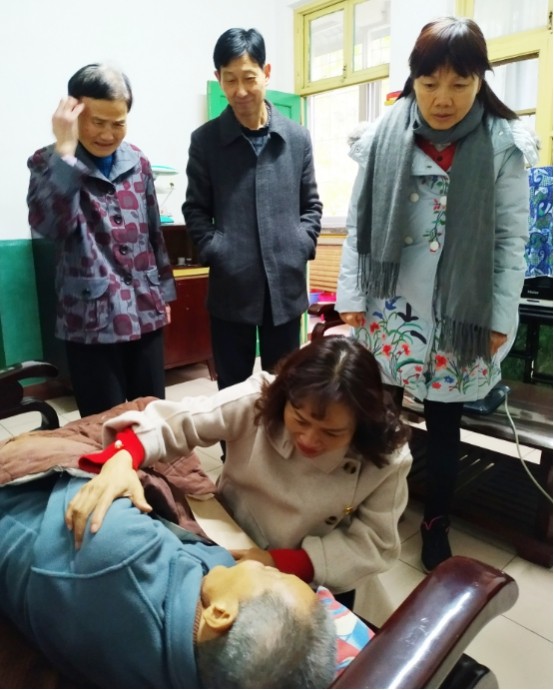 樊城区侨联慰问困难老归侨余存生