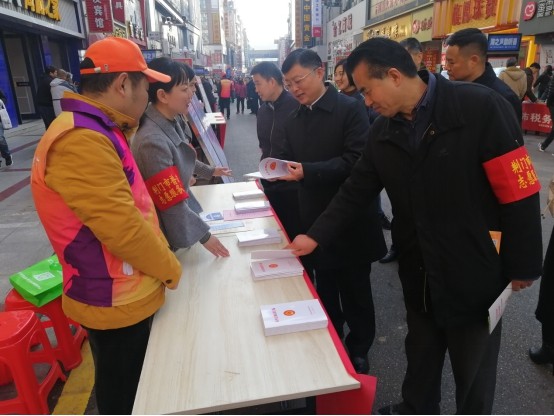 荆门市侨联“国家宪法日”组织涉侨法规政策宣传