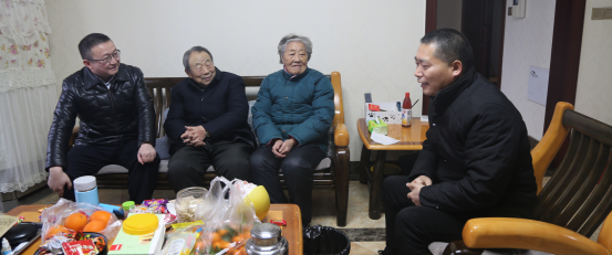 老河口市委常委、统战部长张华同志走访慰问侨眷属代表