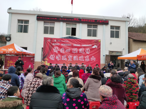 武汉市侨联开展“送春联 送健康 送温暖”暨捐赠活动深受村民喜爱