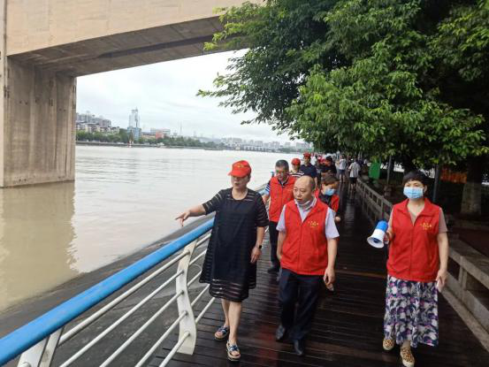 宜昌市侨联、西陵区侨联组成“红马甲”志愿服务队进行江边巡查