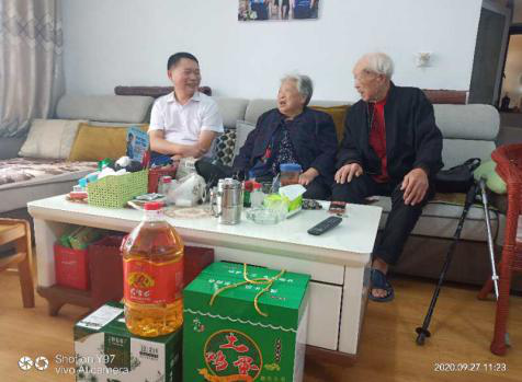 老河口市侨联开展中秋节走访慰问侨眷属活动