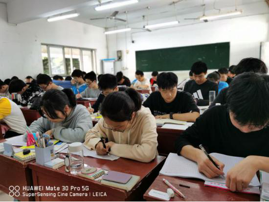 天门市侨联精心组织全市重点高中学生  参加第二十一届世界华人学生  作文大赛活动