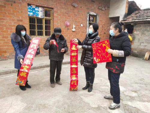 襄阳市侨联：情暖贫困户，春联送到家