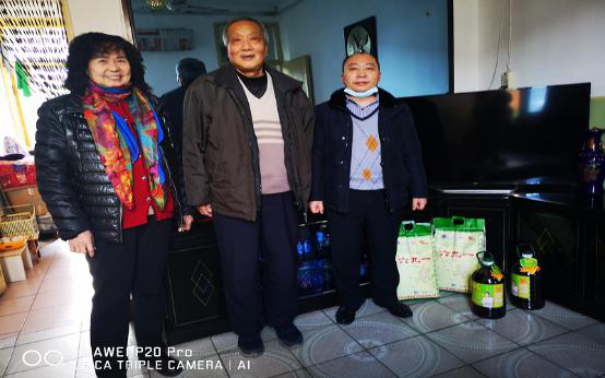 宜昌市侨联主席邓希康走访慰问侨界困难群众和代表人士