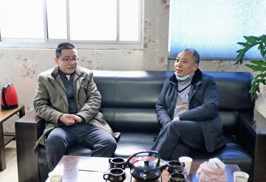 宜昌市侨联主席邓希康走访慰问侨联法律顾问委员会负责人