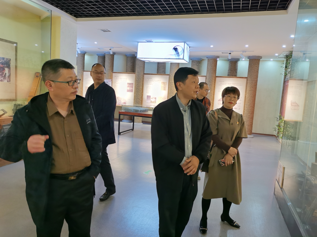 省侨联文化公益部来宜调研裕孝家庭博物馆
