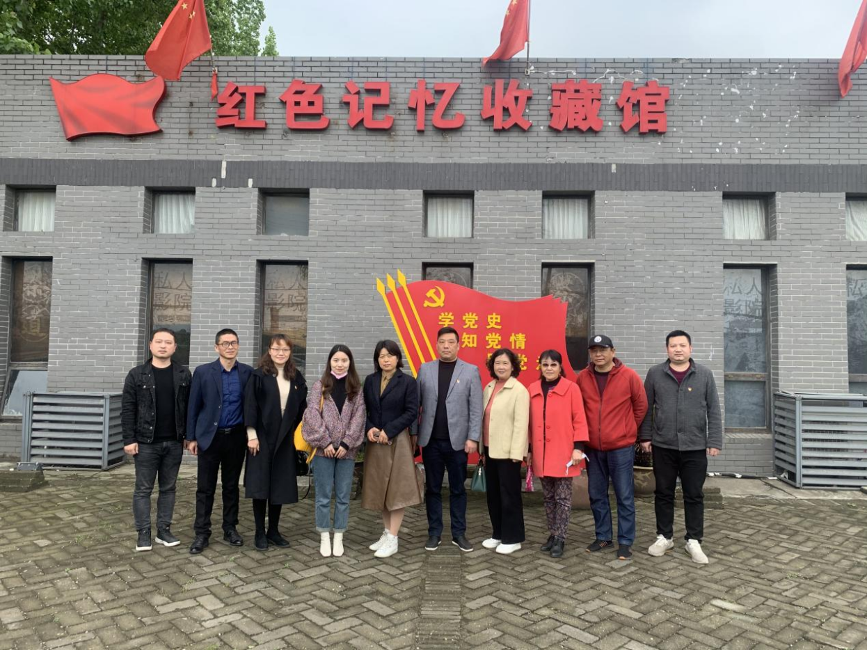 襄阳市高新区群团工作部侨联 带领侨眷到红色记忆收藏馆开展党史学习教育活动