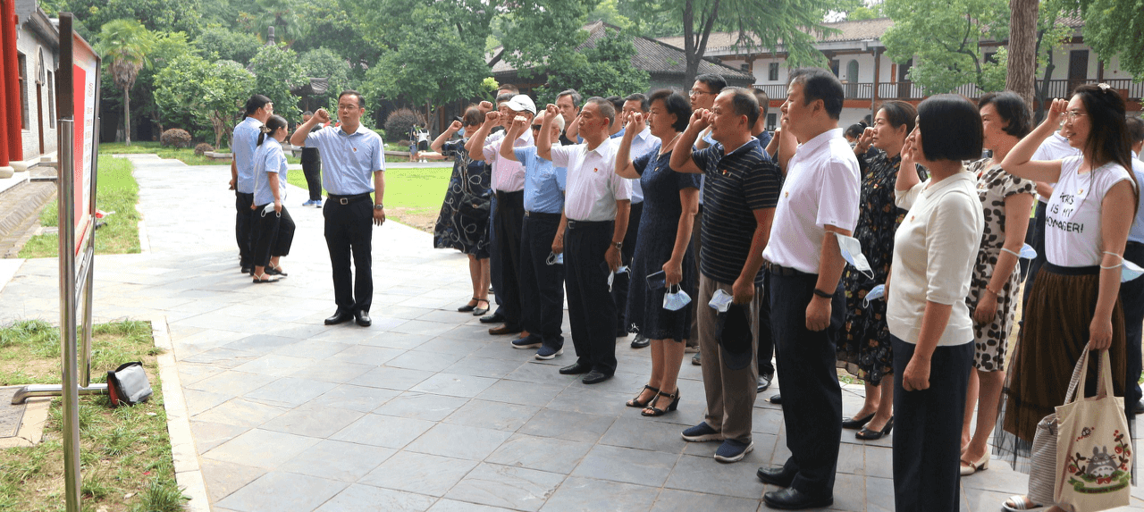 省侨联组织开展表彰“两优一先”暨颁发“光荣在党50年”纪念章活动