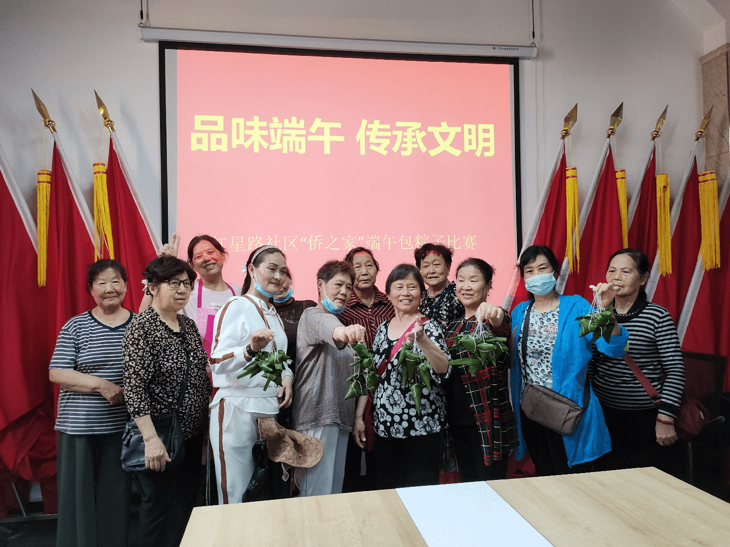 荆州市沙市区红星路社区“侨之家”开展“品味端午  传承文明”端午包粽子比赛