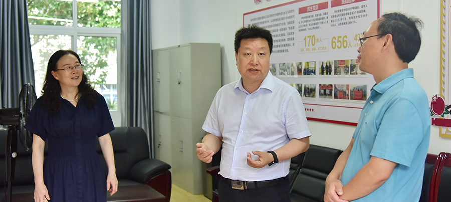 谭必恩赴湖北民族大学调研基层侨联组织建设工作