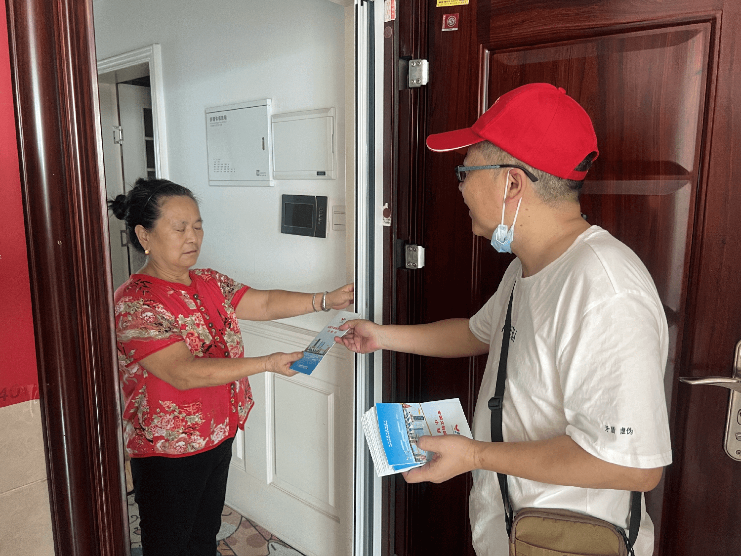 宜昌市侨联：敲门入户宣讲文明 “共同缔造”幸福家 园
