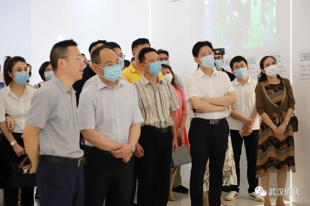 武汉市侨联举办“沿着习总书记的足迹，侨界人士走进华工激光”专场活动