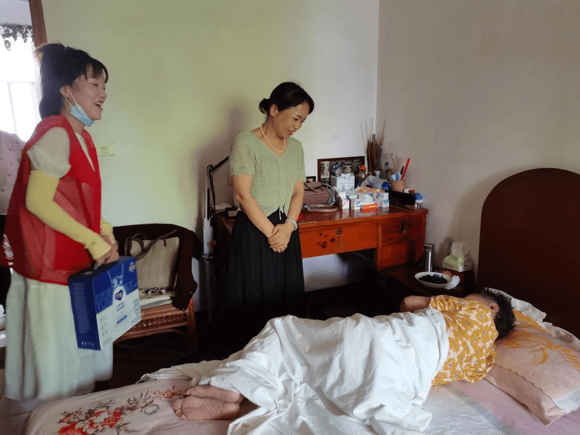 鄂州市鄂城区侨联看望患病老归侨