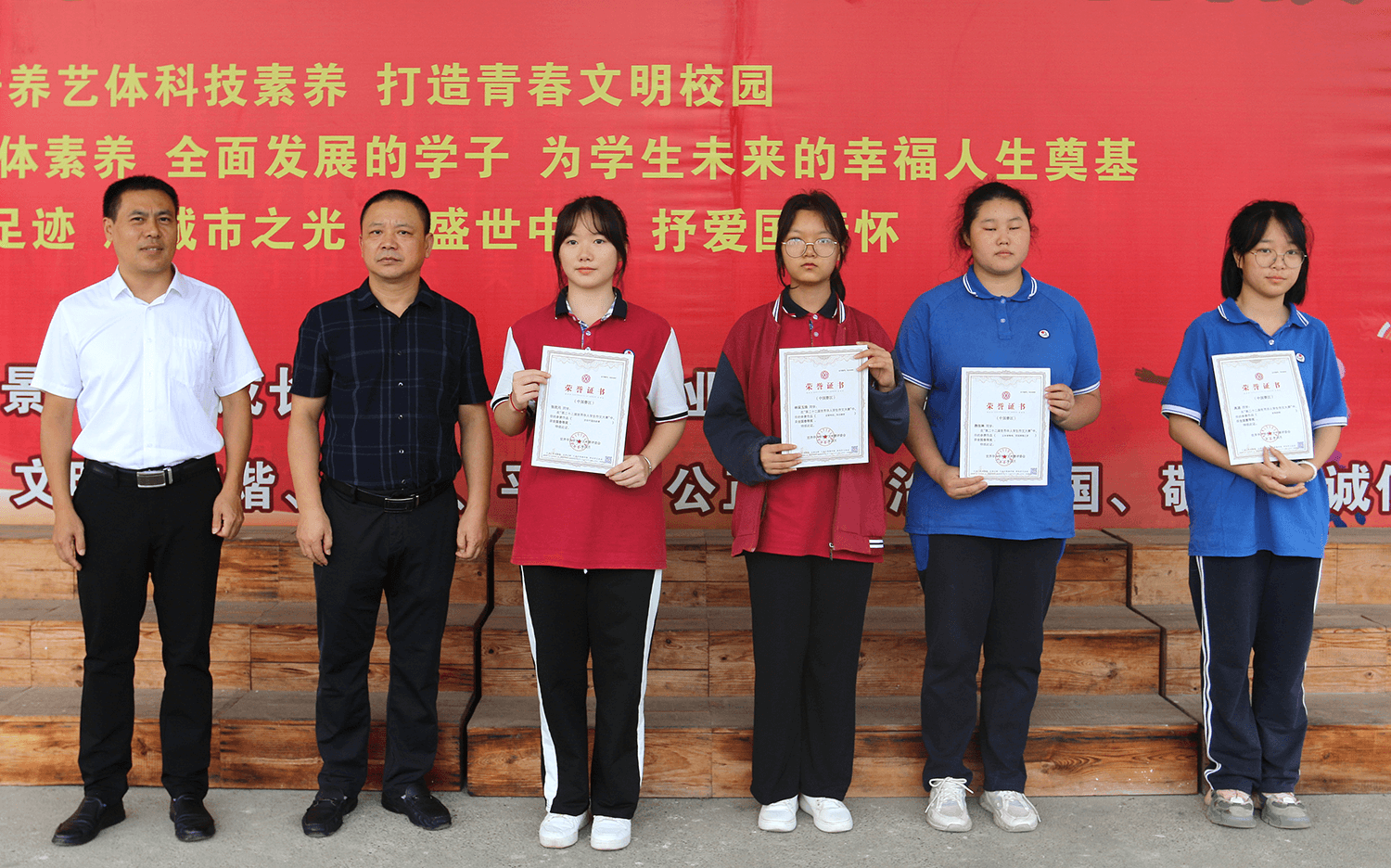 当阳市侨联为第二十二届世界华人学生作文大赛获奖师生颁奖