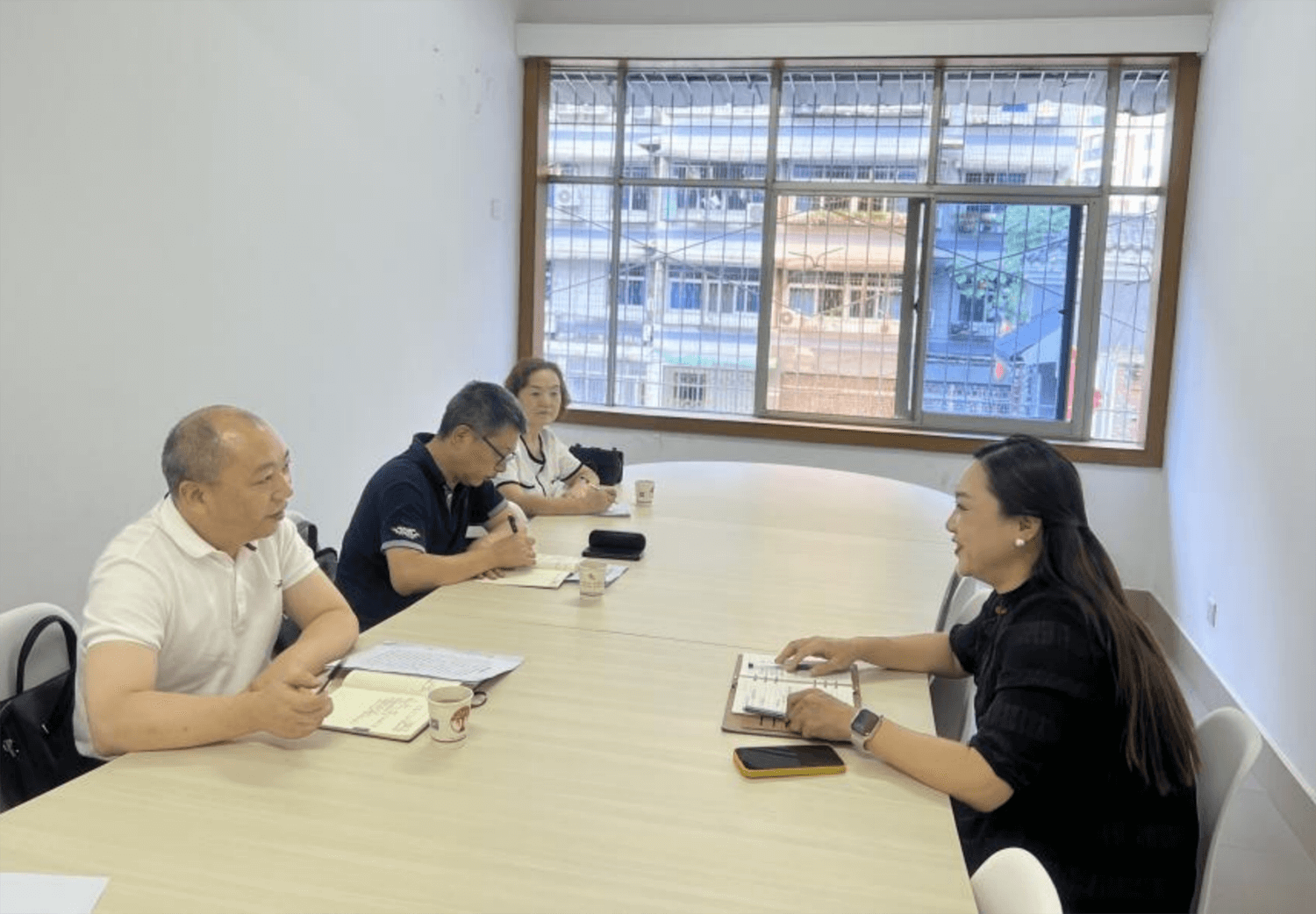 宜昌市侨联主席邓希康到气象台社区调研