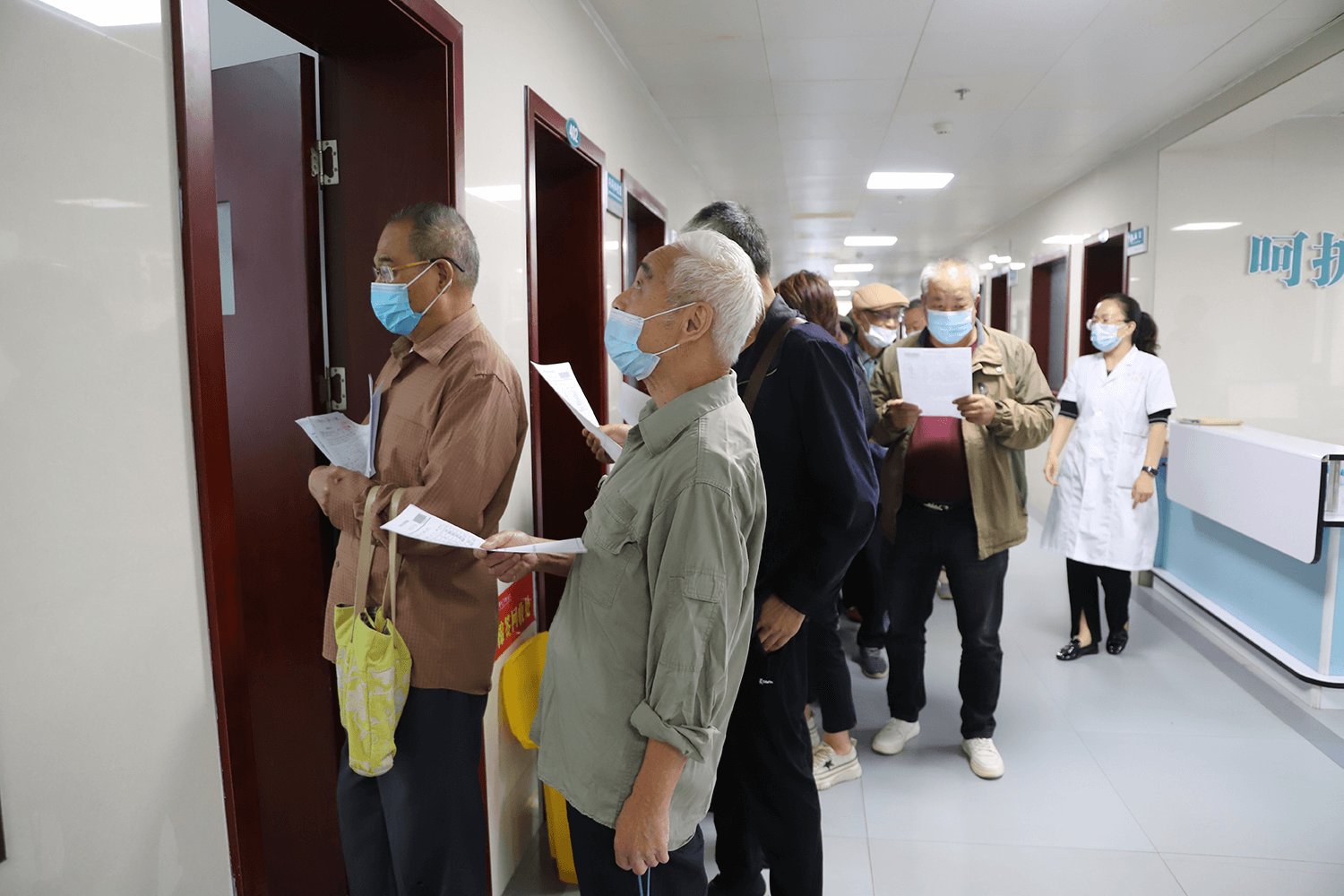 襄阳市侨联组织开展老归侨免费体检活动