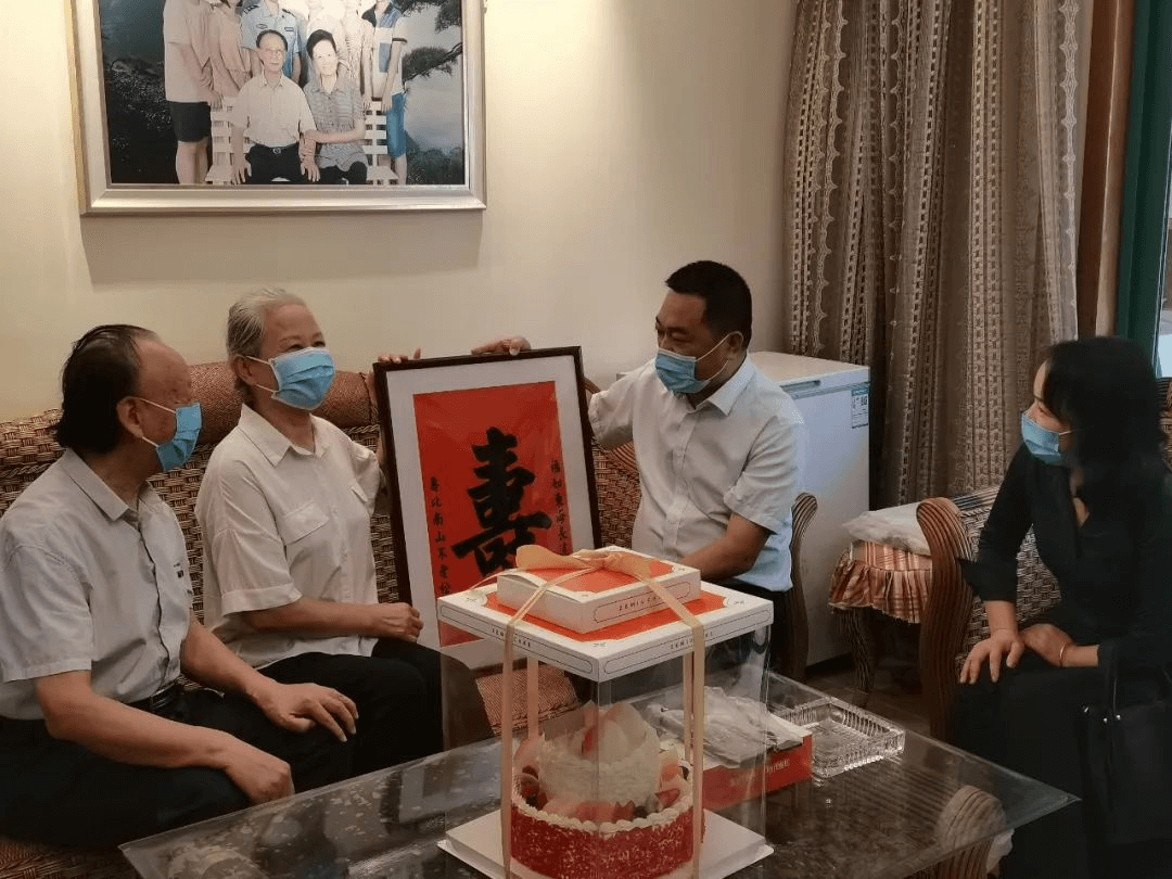 我与新中国同龄  侨与祖国共庆生 ——鄂州市鄂城区侨联开展为新中国同龄侨界长者祝寿联谊活动