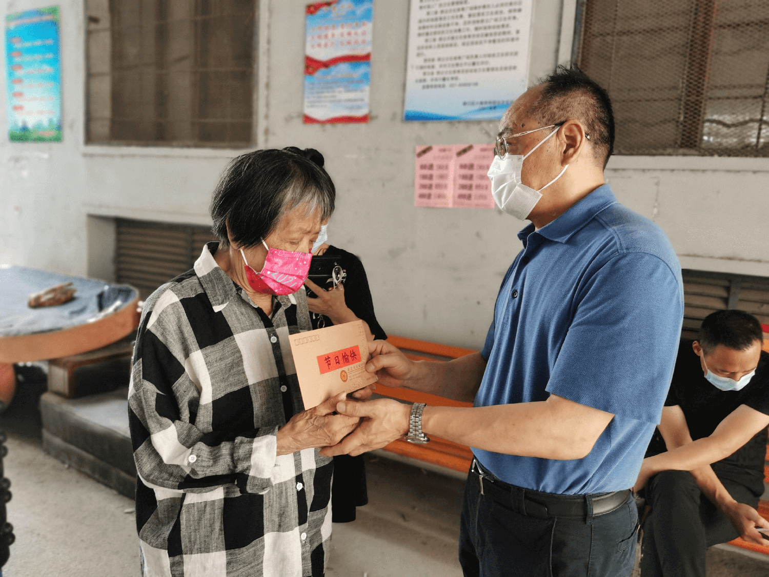 武汉市侨联国庆前夕走访慰问归侨侨眷