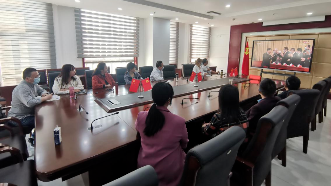 鄂州市侨联组织侨界群众观看党的二十大开幕会