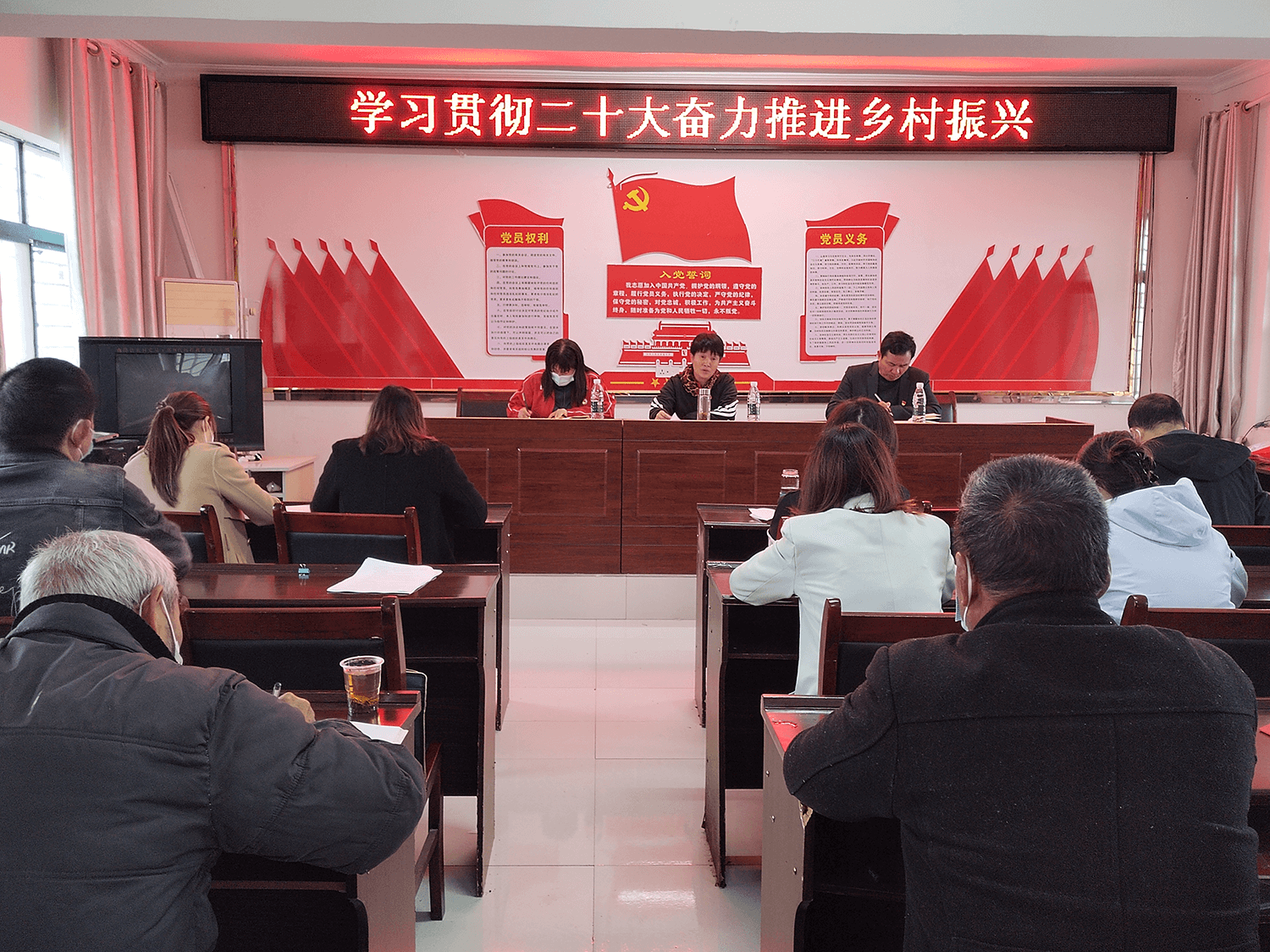 学习宣传贯彻二十大精神 │ 襄阳市侨联党组书记、主席陈红深入乡村振兴帮扶村宣讲党的二十大精神