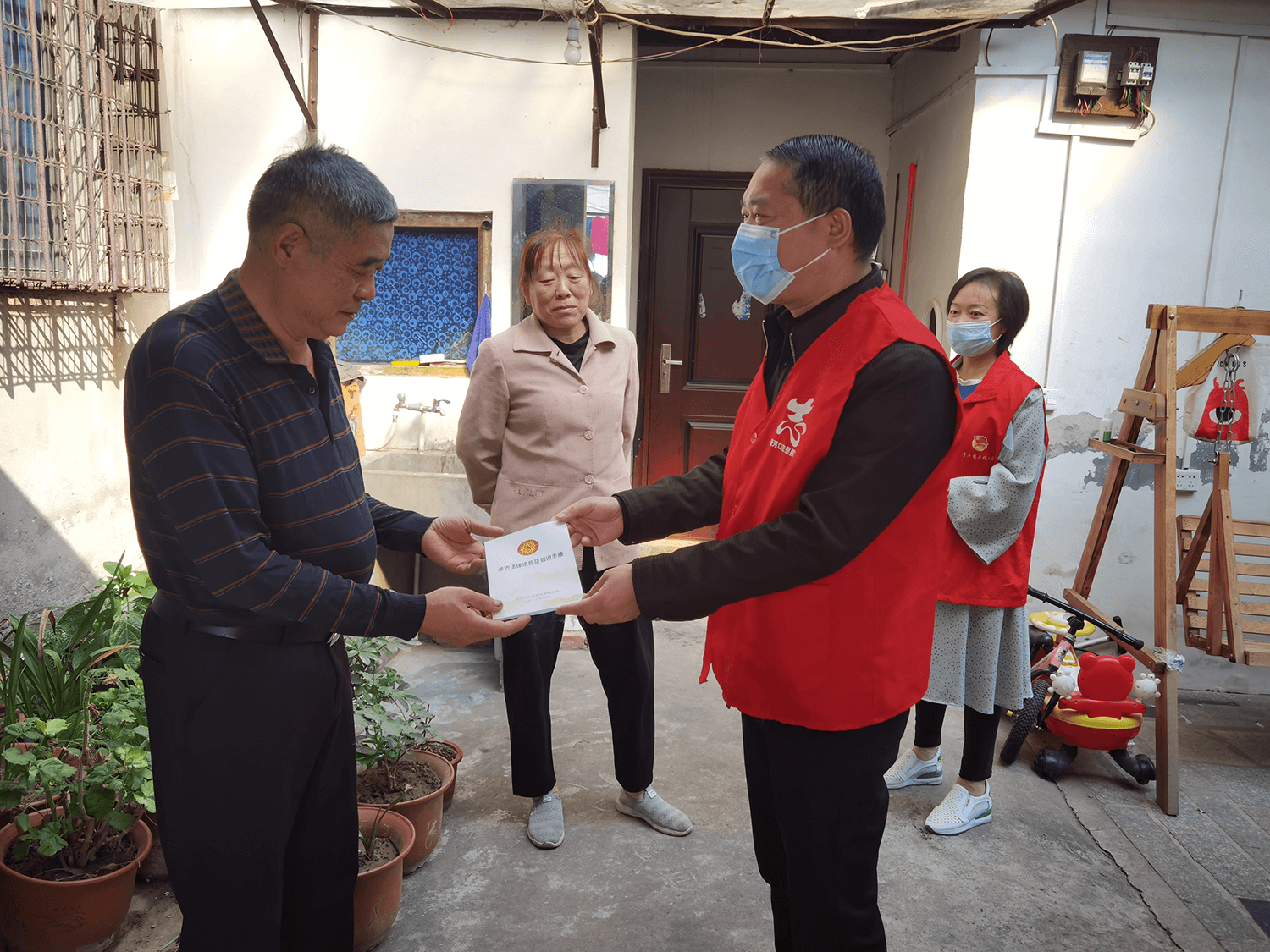 学习宣传贯彻二十大精神 │ 老河口市侨联开展党的二十大精神 暨侨法知识宣讲进小区活动