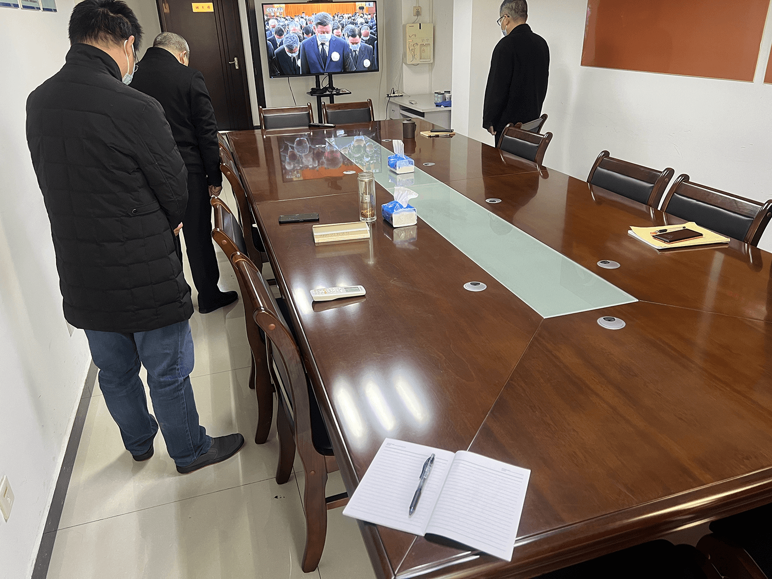 宜昌市侨联干部职工集中收看江泽民同志追悼大会