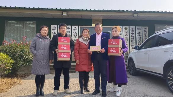 孝感市侨联到侨资企业开展新春慰问赠送侨爱心健康包