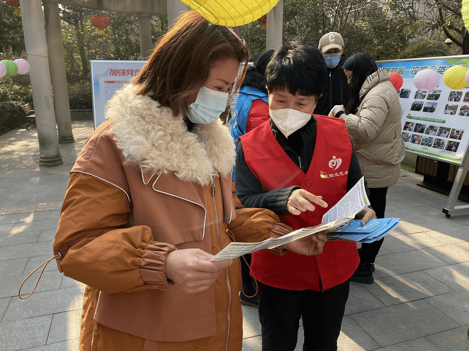 襄阳市侨联开展“大手牵小手、欢乐庆元宵、助力垃圾分类”活动暨洁城志愿服务活动