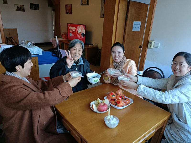 西陵区侨联干部陪侨界独居老人过元宵