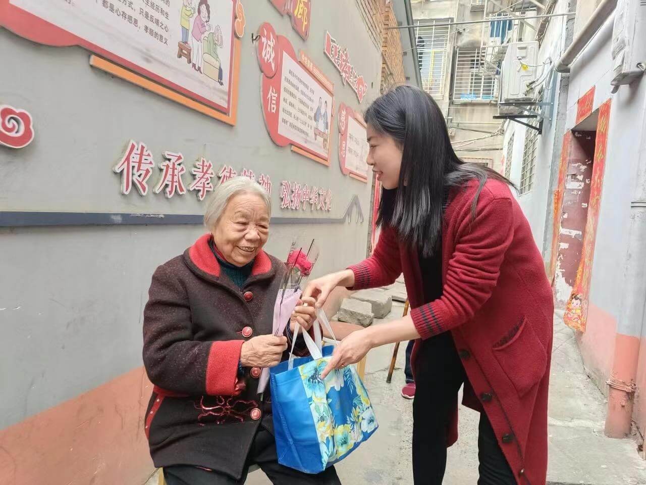 襄阳市樊城区开展“关爱侨眷上门义剪”活动