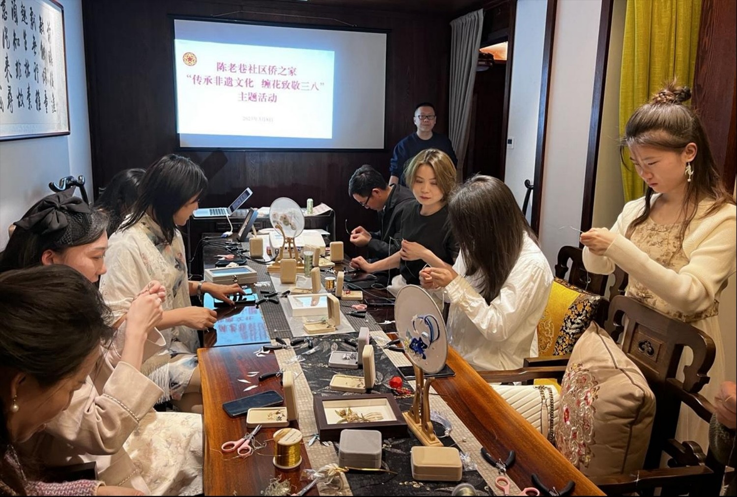 襄阳市樊城区侨联举办 “传承非遗文化 缠花致敬三八”主题活动