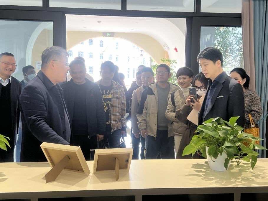 宜昌市侨联组织归国留学生到金东方教育集团考察调研