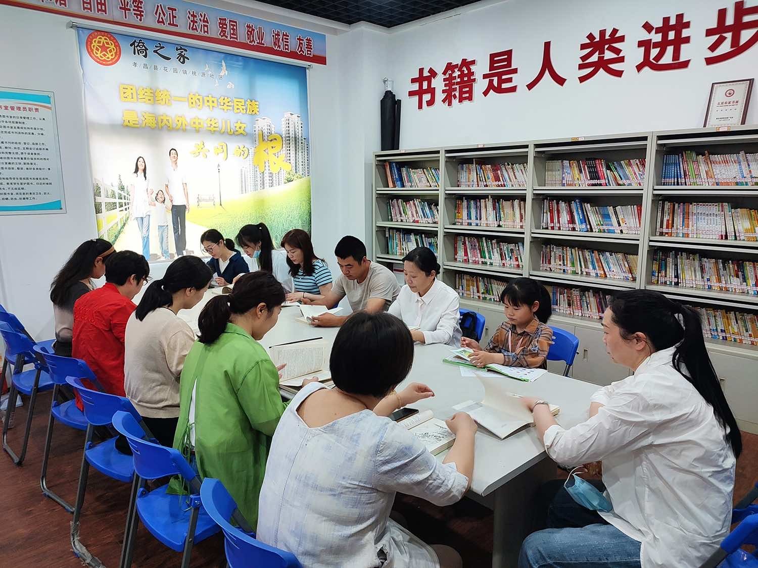 孝昌县侨联开展“润侨悦读·书香致远”进社区活动