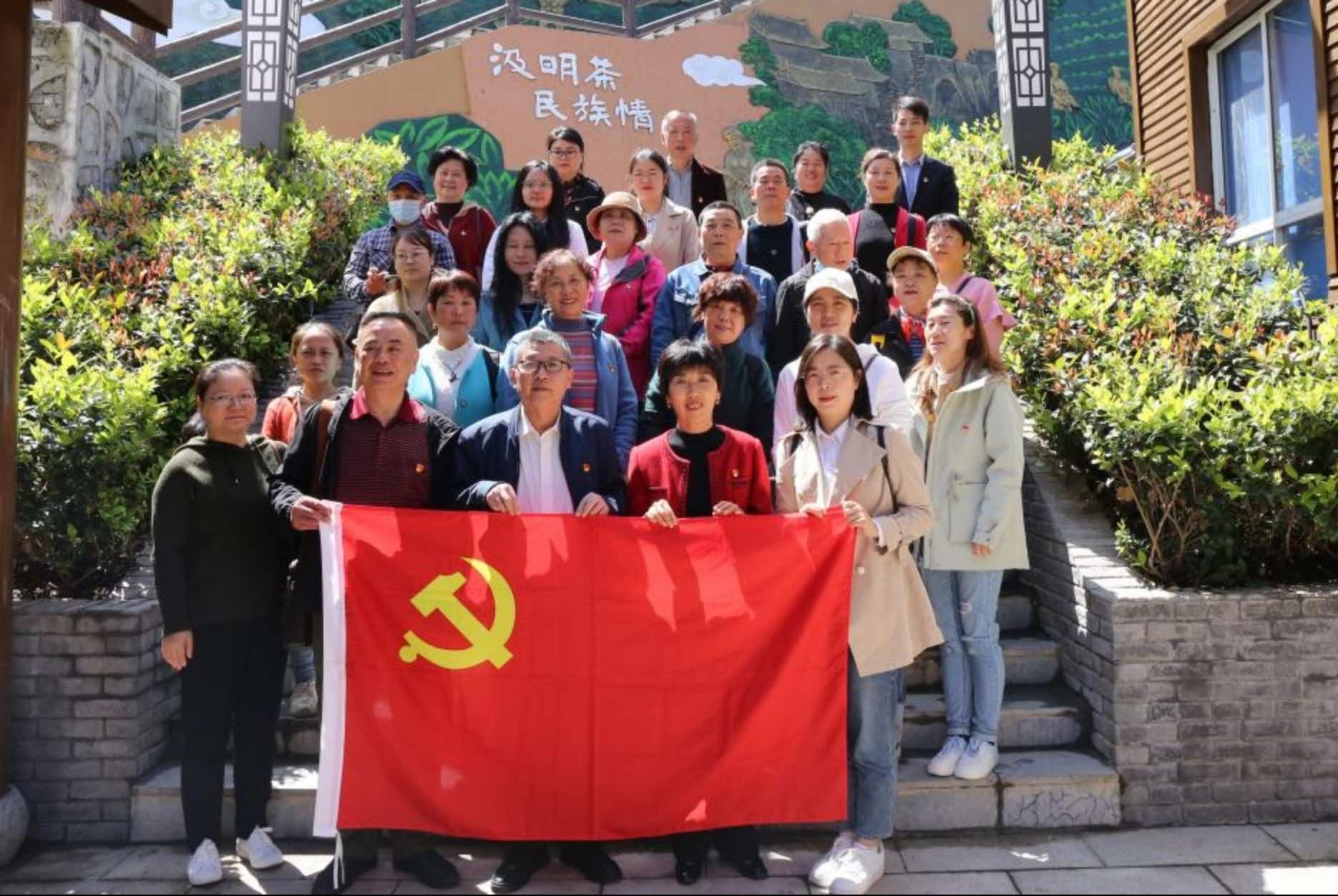 宜昌市侨联：深山茶园党旗飘   采茶助农促振兴