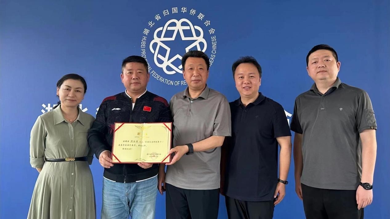 施政会见新西兰侨领周全清