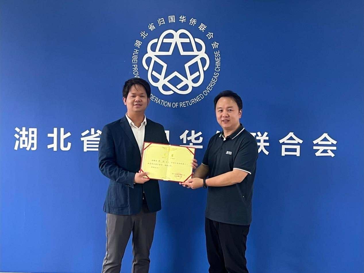 侯继文会见芬兰侨领郭明